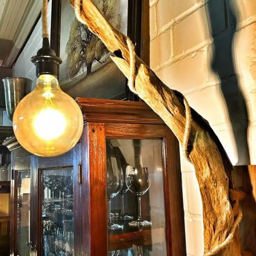 Wandleuchte aus Treibholz mit freiliegender Edison-Glühbirne