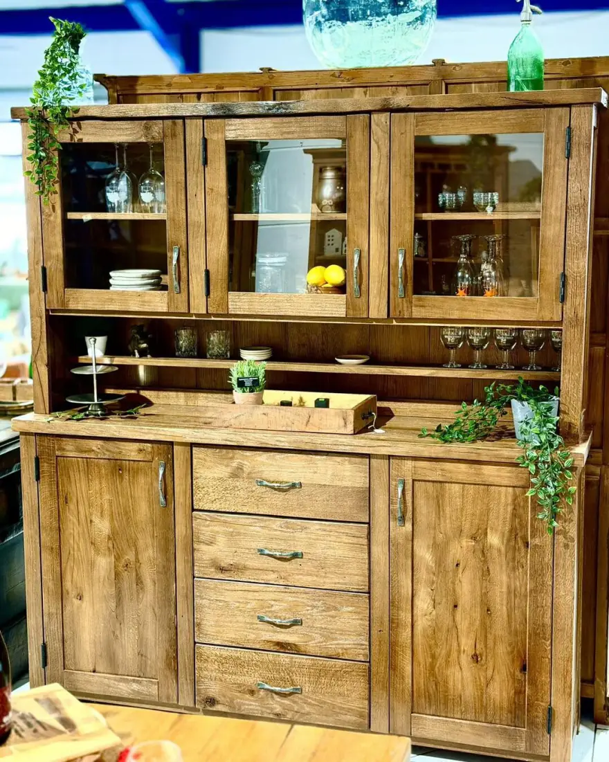 Helles Buffet aus Massivholz mit Glasvitrine und Schubladen