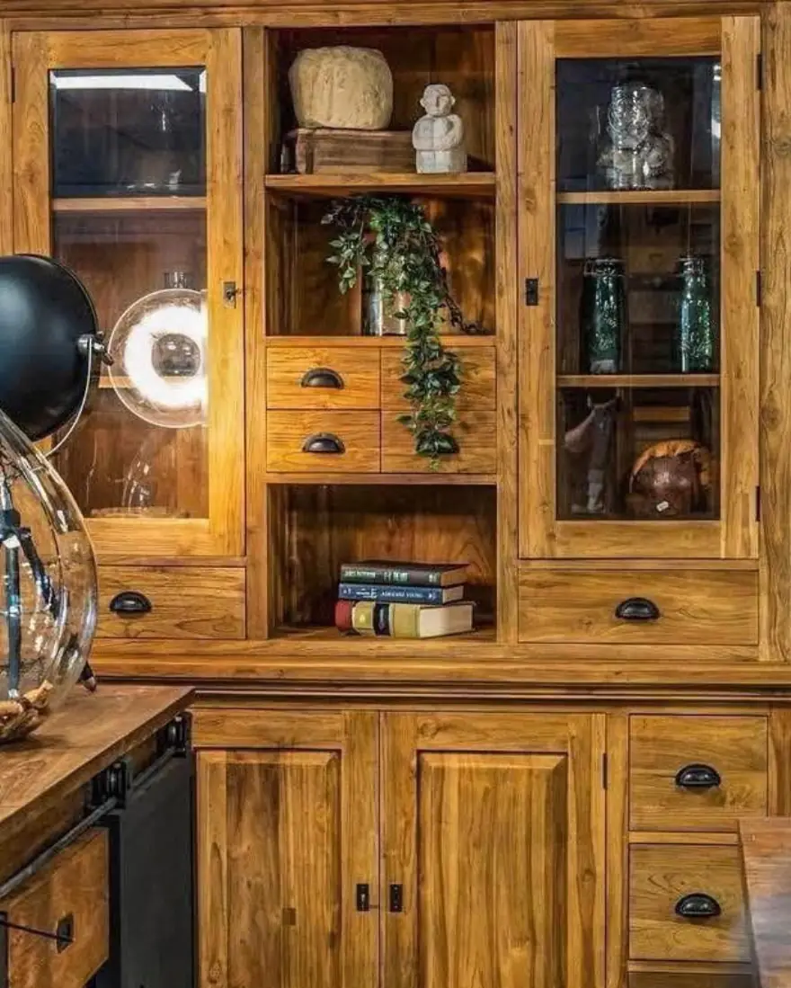 Highboard aus Teak mit offenen Fächern und dunklen Metallfronten