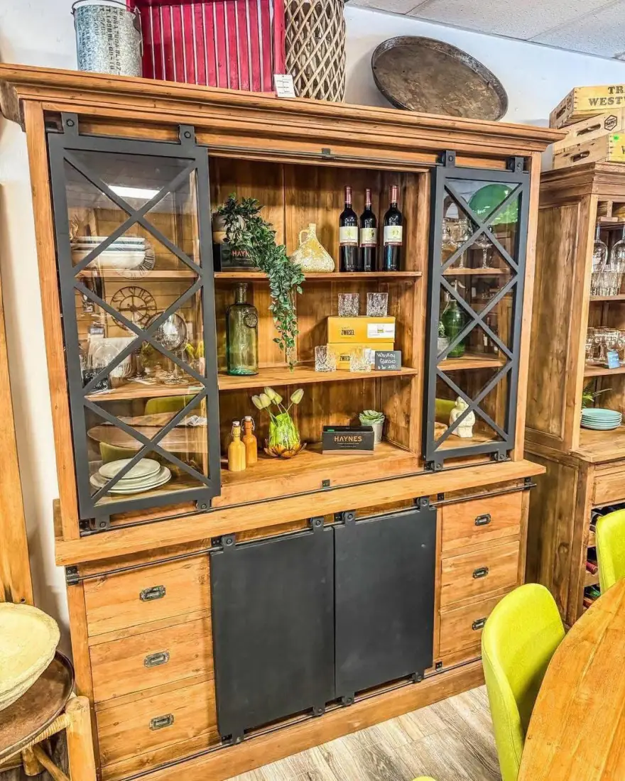 Vitrine mit Sprossenglas und Massivholzkorpus, gefüllt mit Geschirr
