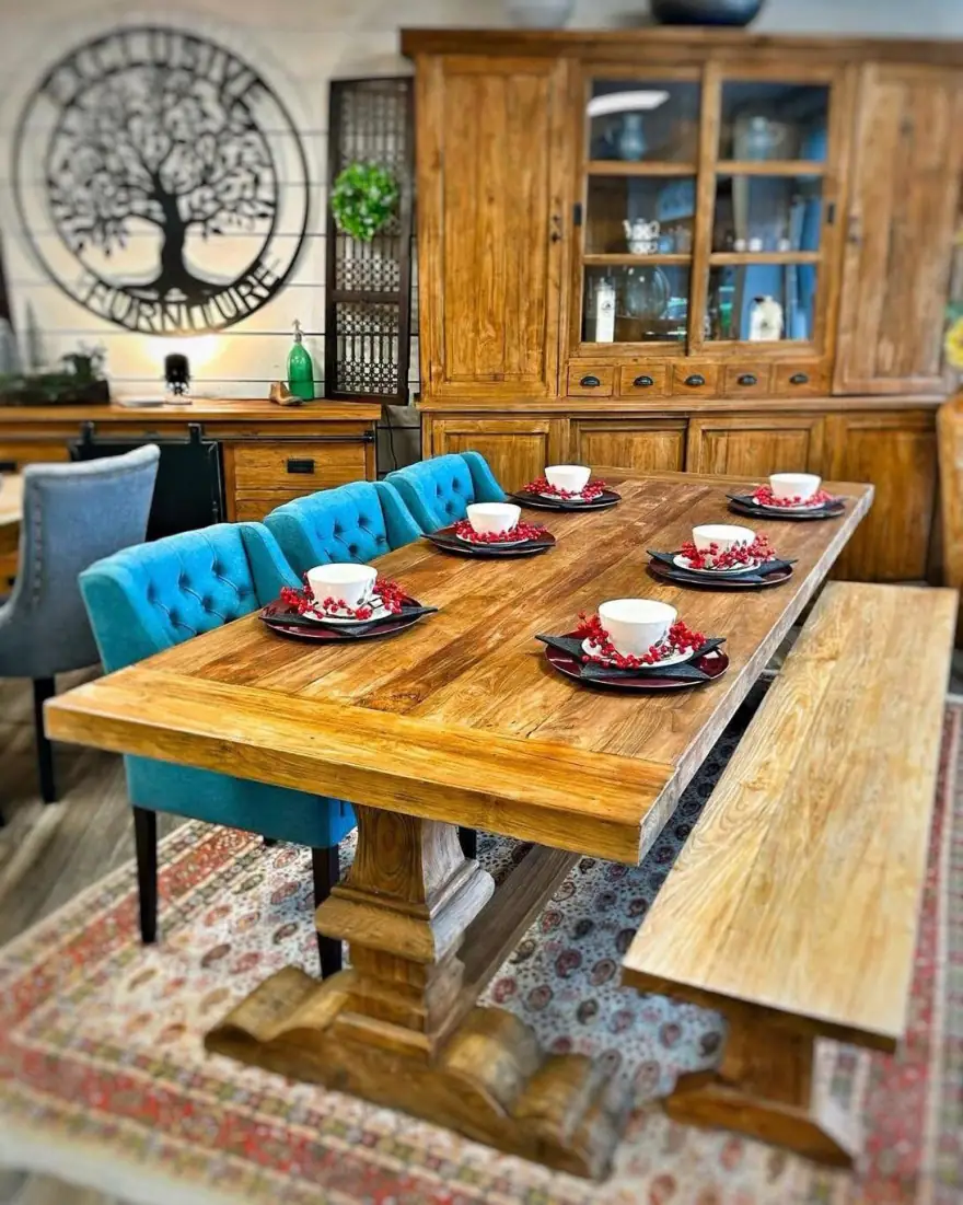 Massiver Klostertisch aus Eiche mit Sitzbank und blau gepolsterten Stühlen
